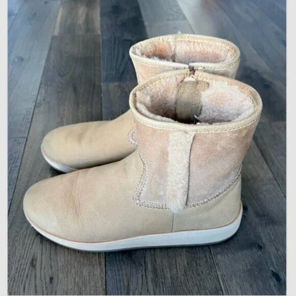 OluKai Pa'ina Hulu Shearling Suede Boots Size 8 Tan Short Zip Waterproof Cozy - Picture 4 of 9